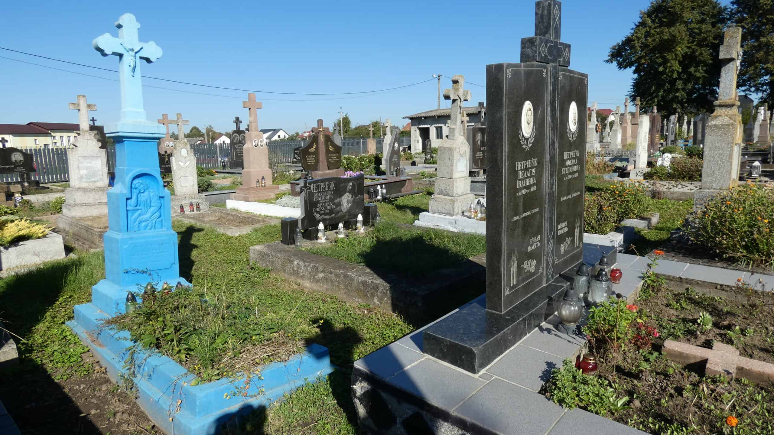 Могили на цвинтарі в Бужачі, пам’ятники з хрестами, місце спочинку, популярнеRESTazer, український цвинтар, історичний цвинтар, памятники, меморіальні надгробки, кладовище.