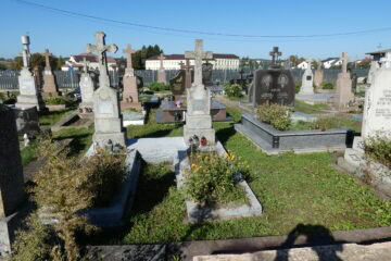 Могили на цвинтарі в Буцачі, історія та збереження пам'яті про рідних.