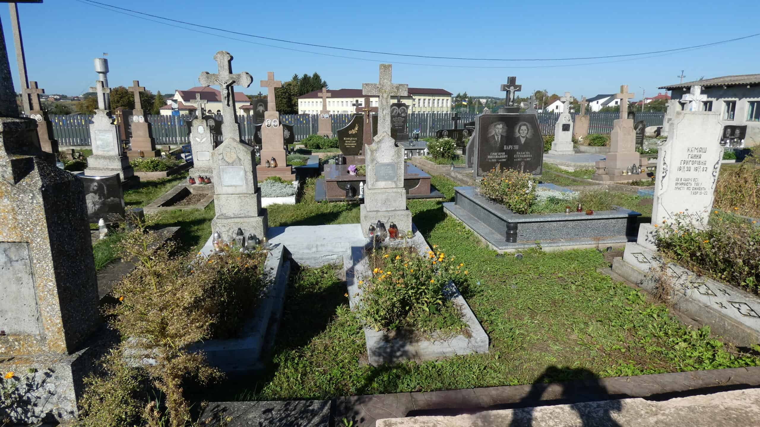 Могили на цвинтарі в Буцачі, історія та збереження пам'яті про рідних.