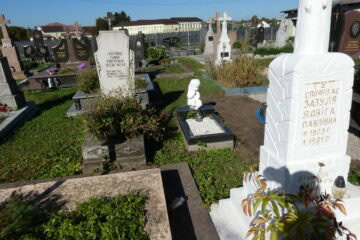 Могили на цвинтарі Буцач, історичні надгробки та пам’ятники, символи пам’яті та шани, фото кладовища Буцач.