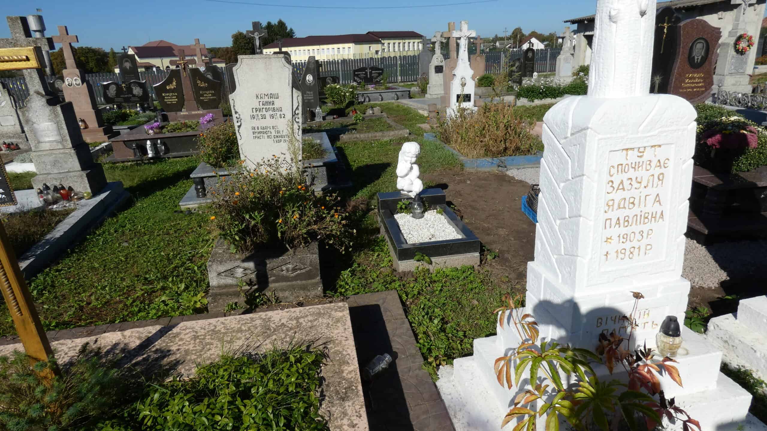 Могили на цвинтарі Буцач, історичні надгробки та пам’ятники, символи пам’яті та шани, фото кладовища Буцач.