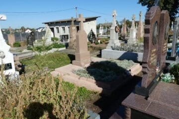 Похоронні могили на цвинтарі Буцач. Відновлений меморіальний парк з квітковими прикрасами.