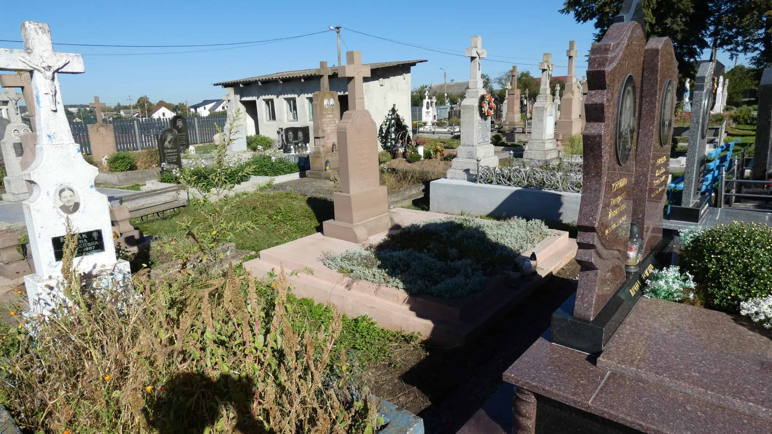 Похоронні могили на цвинтарі Буцач. Відновлений меморіальний парк з квітковими прикрасами.