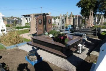 Меморіальний цвинтар у Бучачі з сучасними могилами та квітковими композиціями.