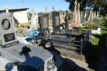 Могила на цвинтарі в Буцачі, сучасні пам'ятники та огороджені могили.