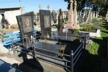 Могили в цвинтарі Буцач,Україна, сучасний меморіал та памятники.