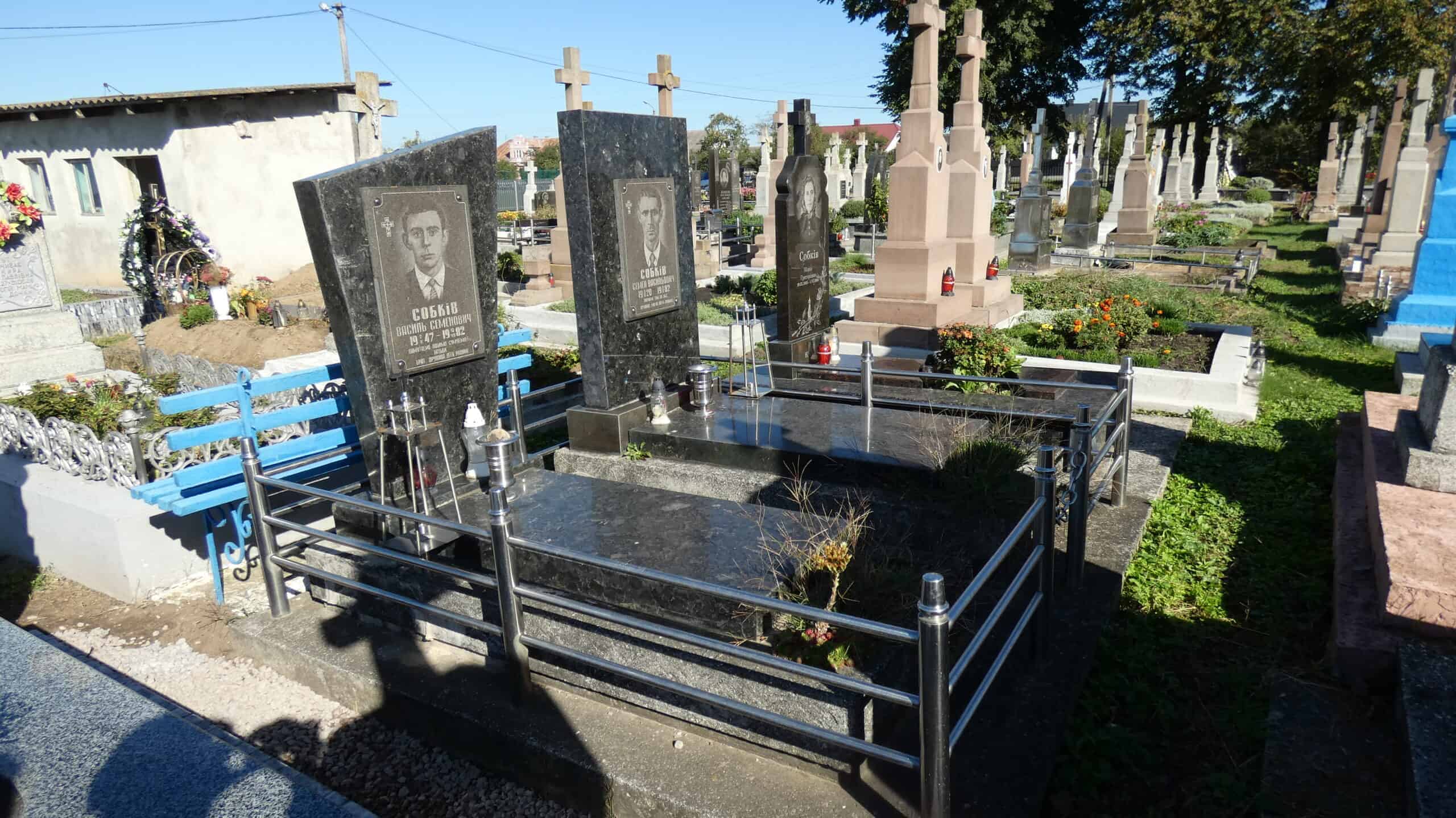 Могили в цвинтарі Буцач,Україна, сучасний меморіал та памятники.