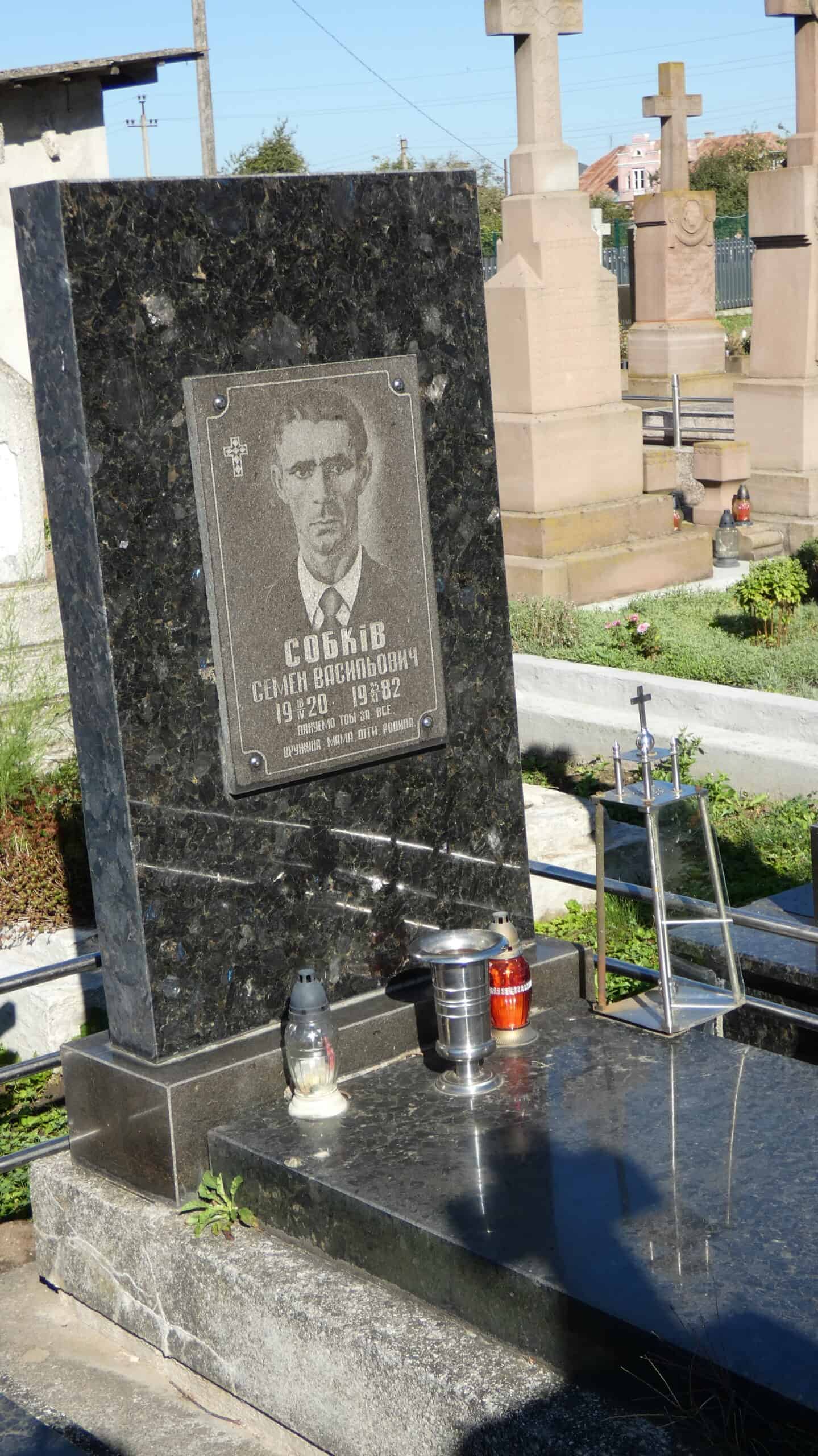 Меморіальний пам’ятник на цвинтарі Буцачі.