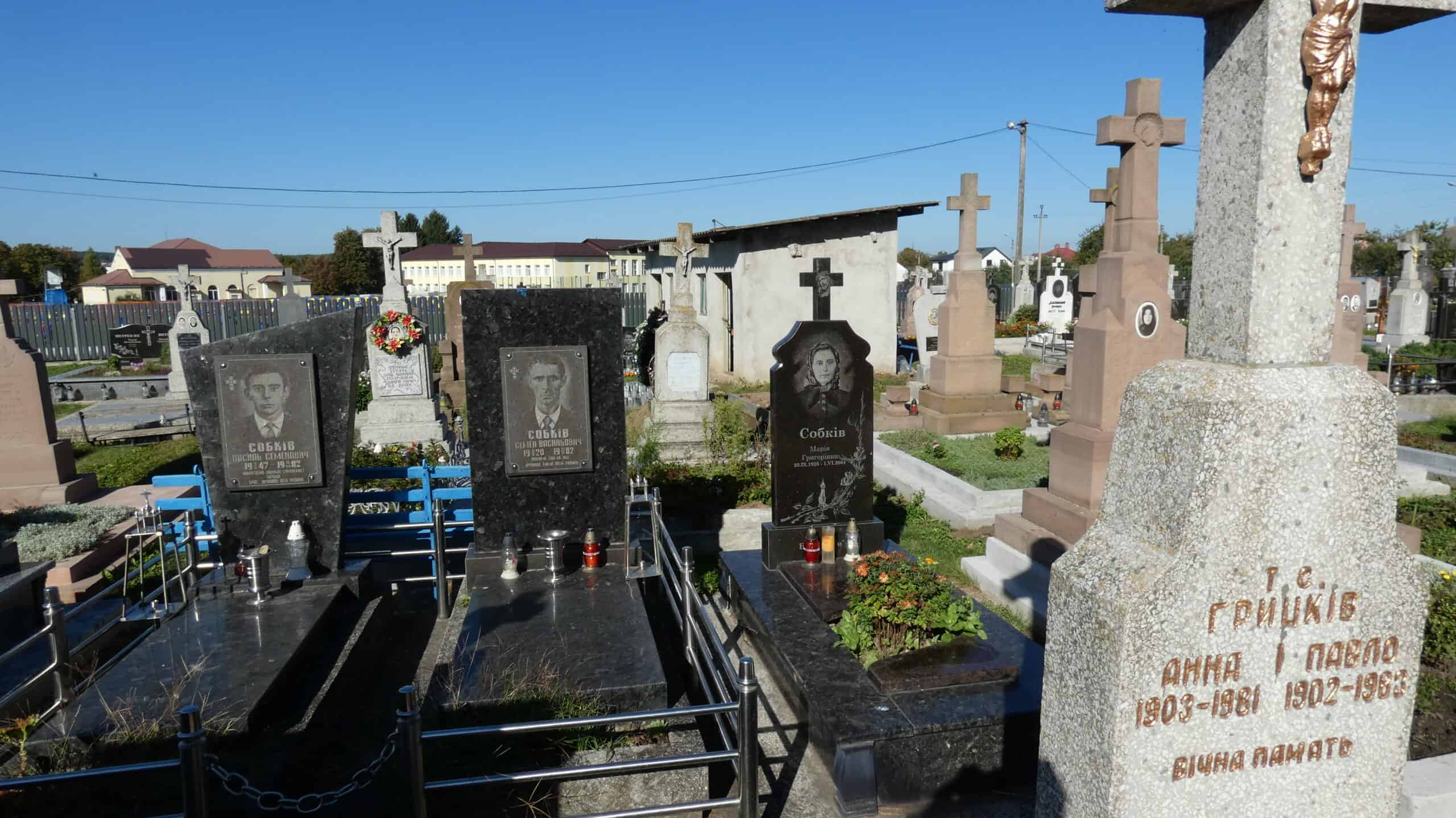 Могили в цвинтарі Буцач, історичні поховання, пам’ятники та меморіали.