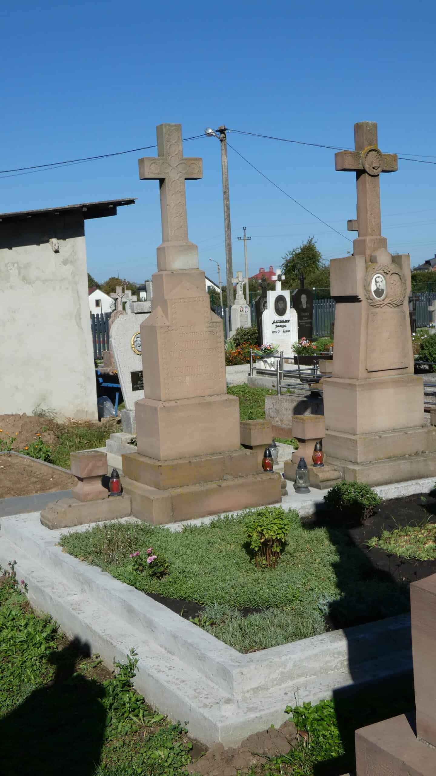 Могили на цвинтарі в Бучачі з хрестами, меморіальні пам'ятники, вічний спокій, історія та пам'ять.