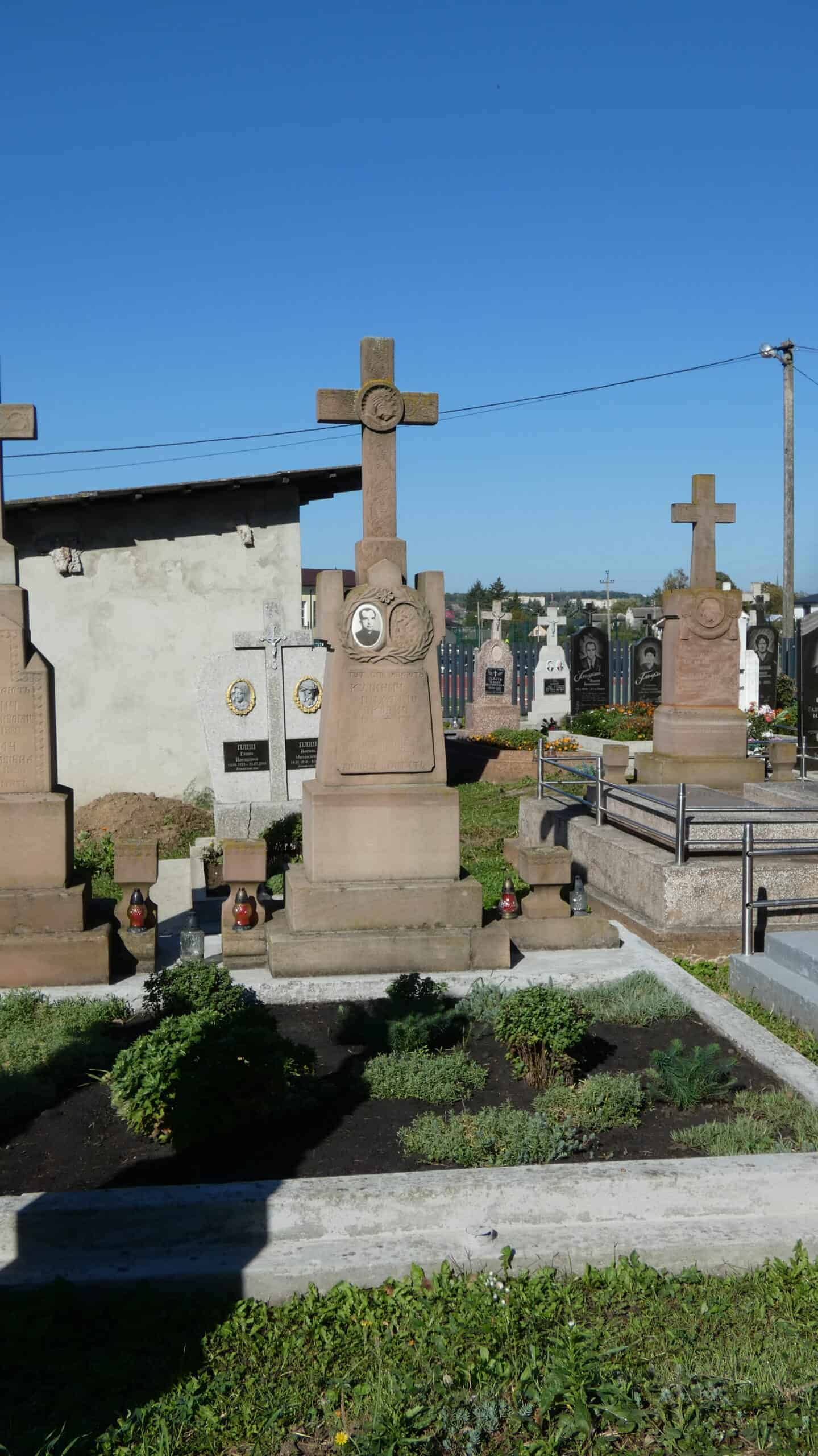 Могили та хрести на цвинтарі у Буцачі, історичні пам'ятки поховань.