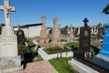 Вічний спокій і сучасні могили на цвинтарі Буцач, історичний цвинтар з пам'ятниками та пам’ятними таблицями.