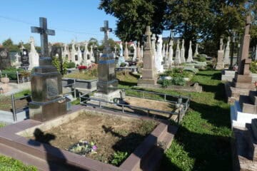 Могили на цвинтарі в Буцачі, історичний цвинтар, солідні надгробки та пам’ятники, зелені насадження, спокійне місце поховань.