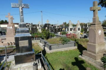 Могили з хрестами на цвинтарі Бучач, історичне кладовище, пам’ятники для покійних.