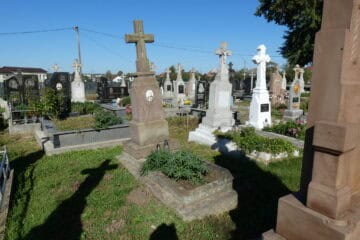 Могили на цвинтарі в Буцачі, пантеон з хрестами та пам’ятниками.