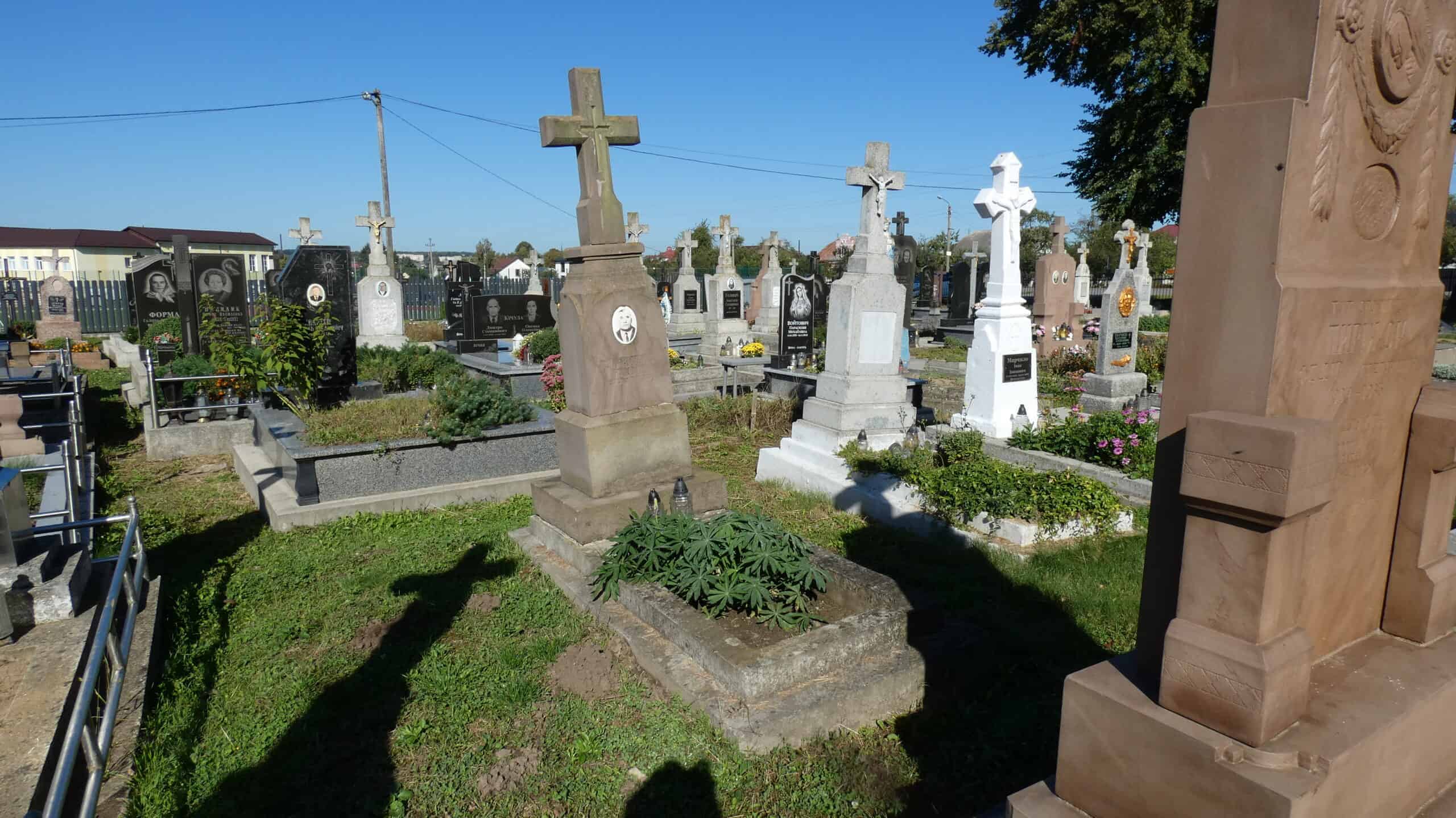 Могили на цвинтарі в Буцачі, пантеон з хрестами та пам’ятниками.