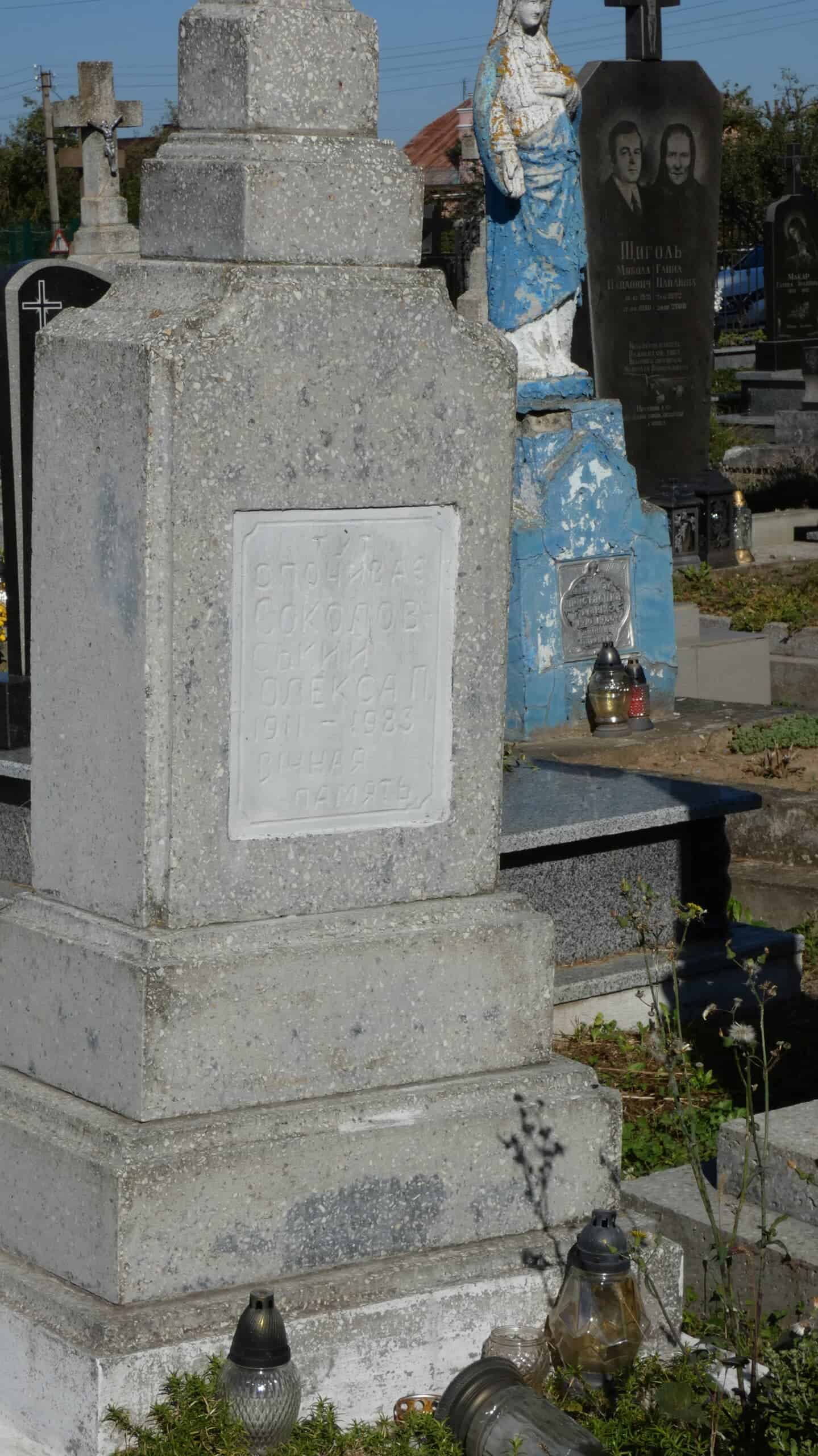 Житловий пам’ятник з гравірованою меморіальною таблицею на цвинтарі Буцкича, старий та з жагою шани.