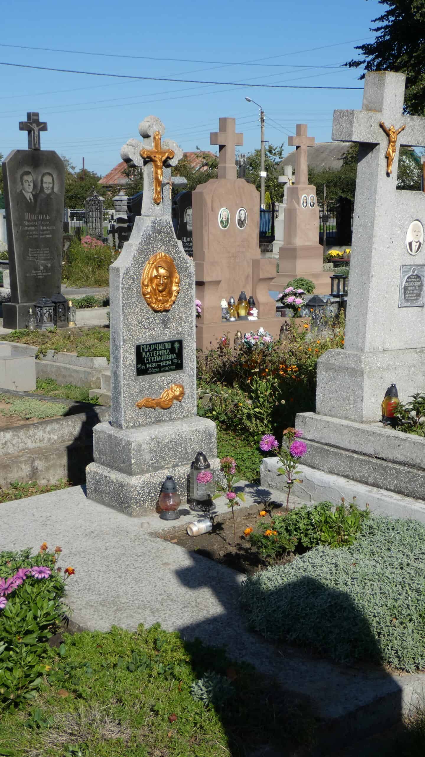 Могила з хрестом в українському кладовищі, пам’ять про рідних та близьких, місце поховання.