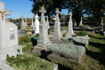 Могила з хрестами на цвинтарі Буцачеве, історичні пам'ятки та меморіальні надгробки в українському цвинтарі.