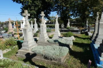 Могили з хрестами на цвинтарі в Буцачі, історичні могили з кам'яними пам’ятниками.