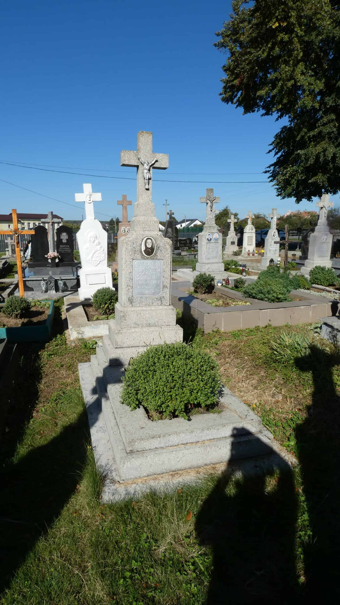 Вічний спомин на Буцазачському цвинтарі, поховання з хрестом і пам’ятною дошкою.