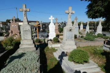 Могили з хрестами на цвинтарі в Буцачі, історичний поховальний комплекс.