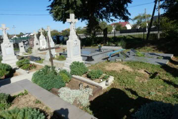 Могили з хрестами та квітами на цвинтарі в Бучачі.