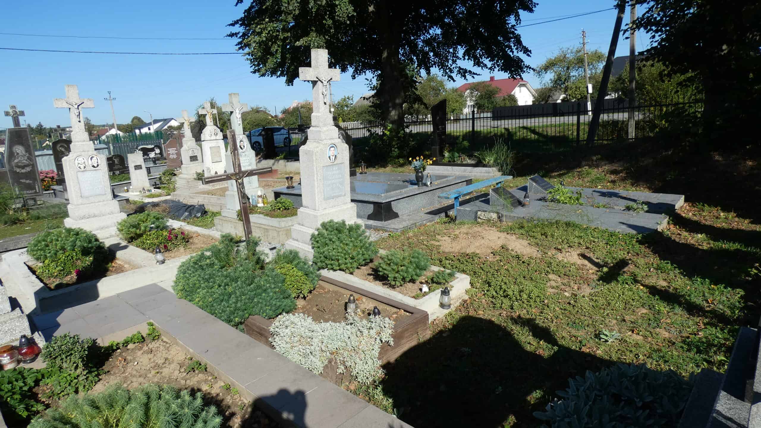 Могили з хрестами та квітами на цвинтарі в Бучачі.