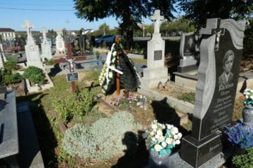 Дорогий цвинтар в Буцказі з пам’ятниками та квітами, збереження історії та шанування покійних.