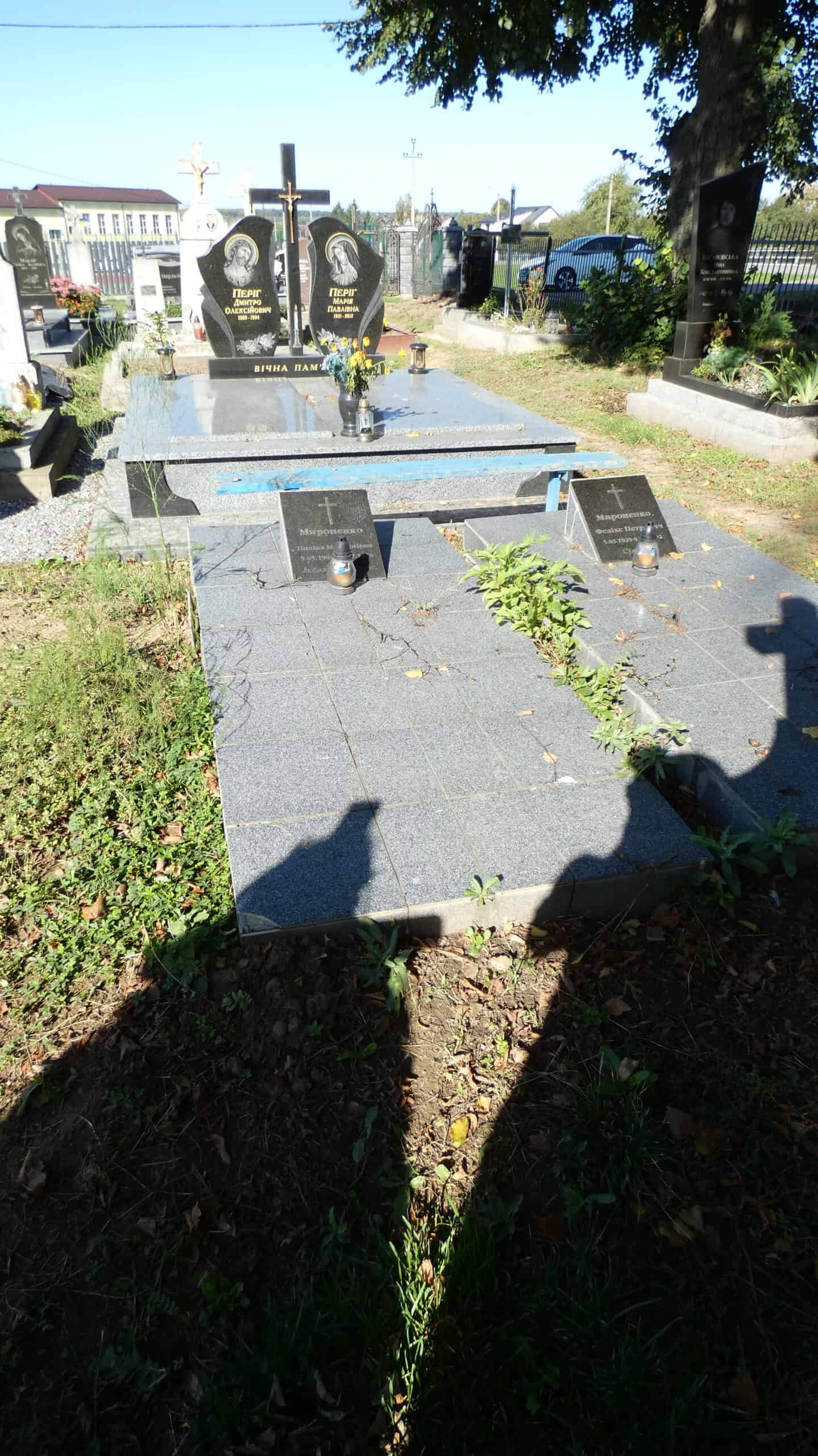Могила на цвинтарі у Бучачі з пам’ятниками та квітами.