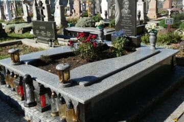 Могила з квітами та лампадами на цвинтарі в Буцачі, відпочиває душа.