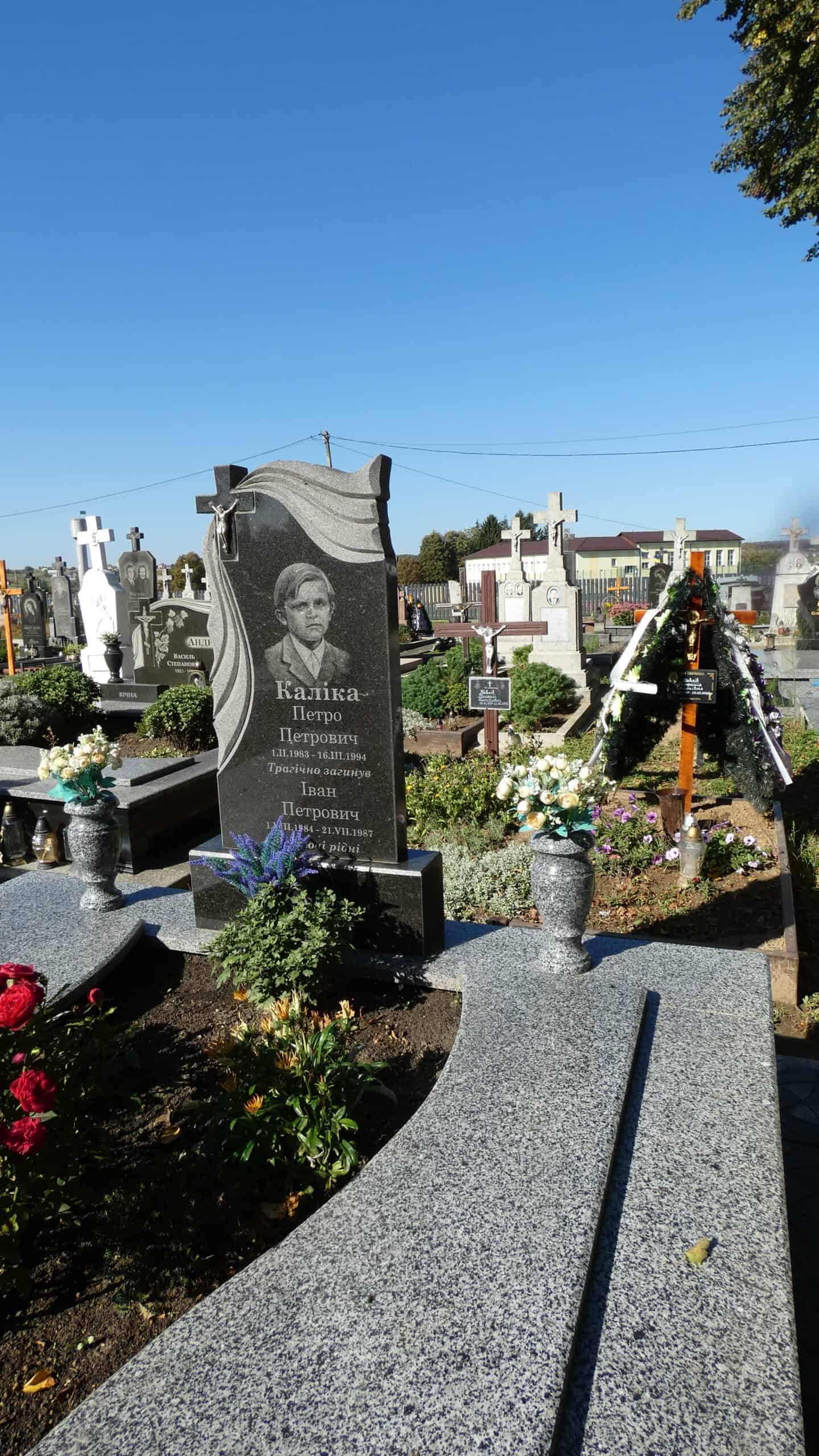 Меморіальний надгробок на кладовищі в Бучачі, сучасний стиль, пам’ять про рідних та історію.