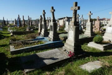 Могили на цвинтарі у Буцачі, старовинні хрести та поховання, український цвинтар з історичним значенням.