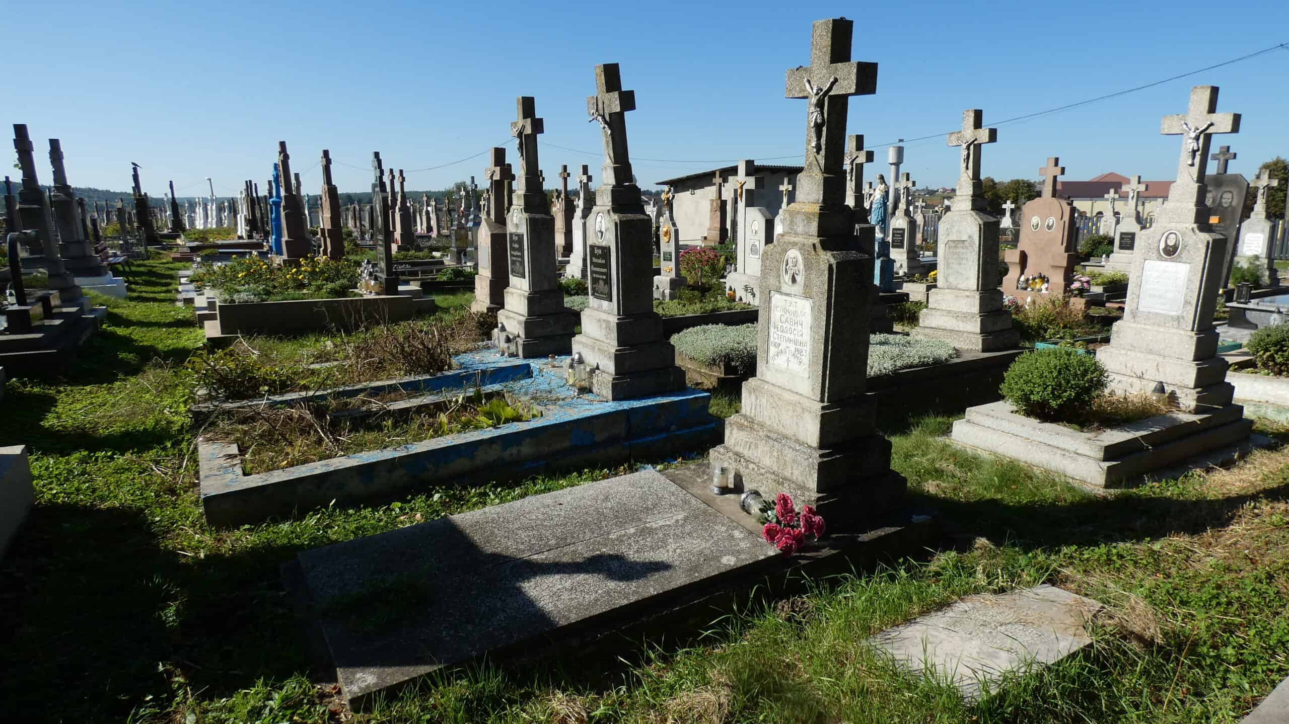 Могили на цвинтарі у Буцачі, старовинні хрести та поховання, український цвинтар з історичним значенням.