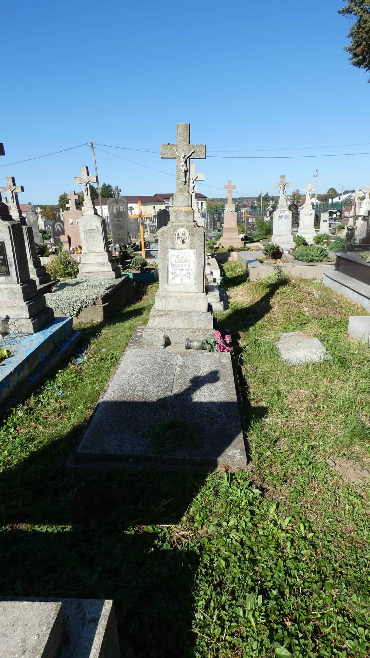 Могила з хрестом на цвинтарі в Бучачі.