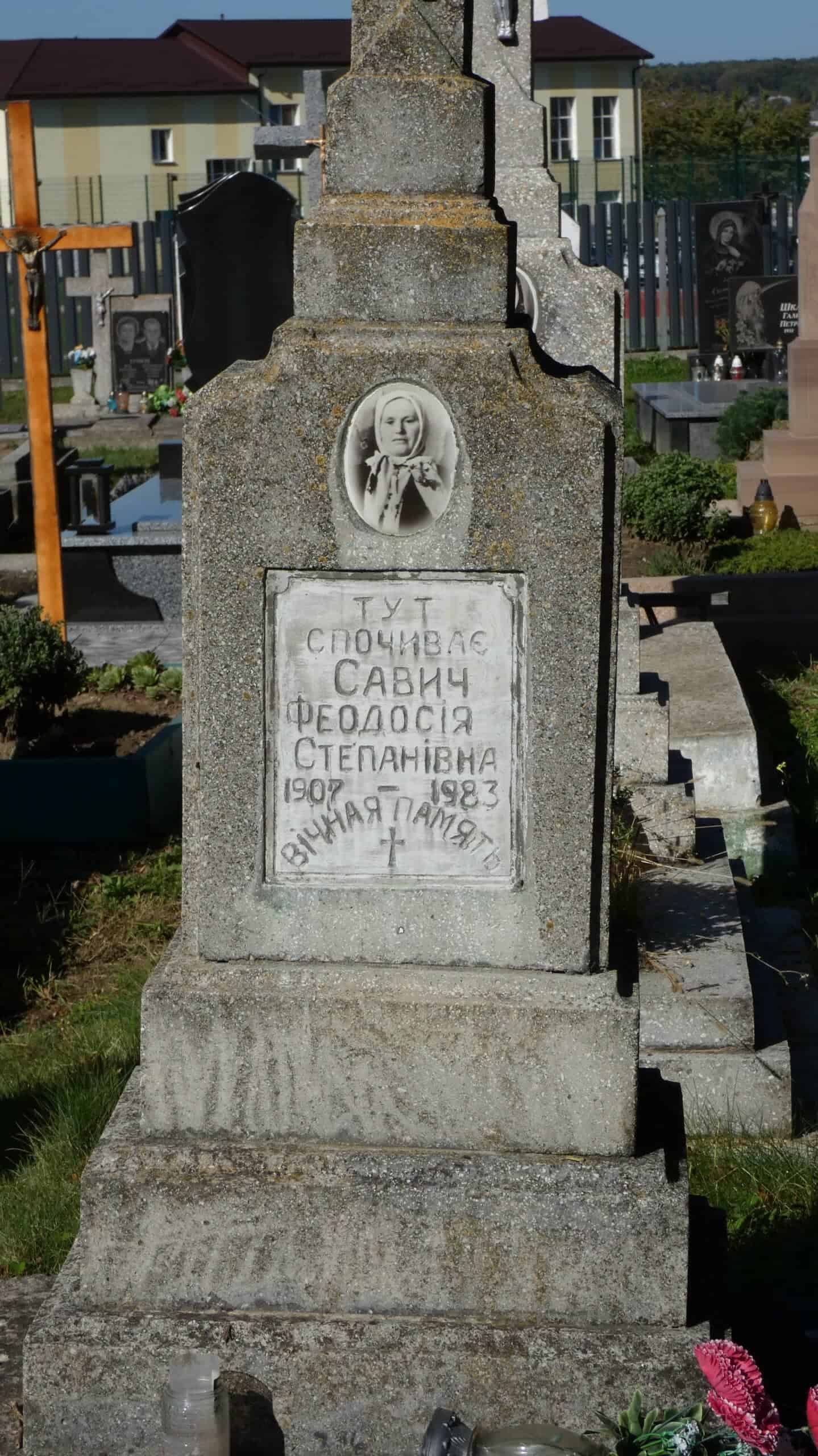 Могила з профілем жінки і написом українською на надгробку у цвинтарі Буцацький цвинтар.