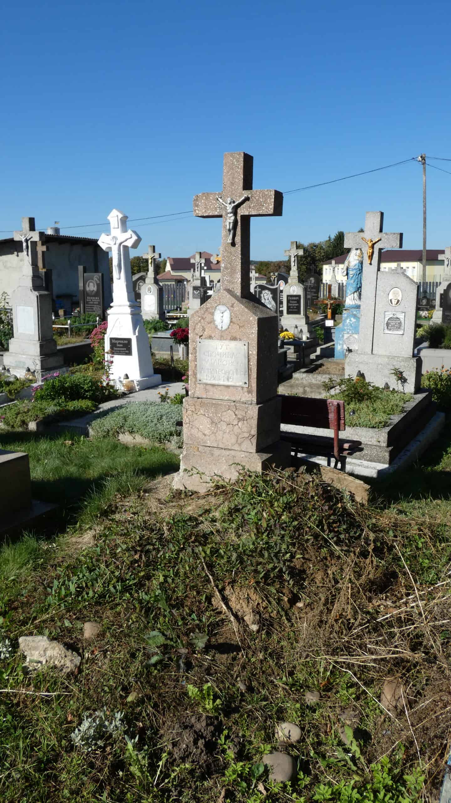 Могила з хрестом на цвинтарі Буцач. Вічна пам'ять загиблим у роки війни.