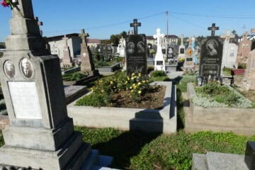 Могили на старому цвинтарі у Бучачі, історичне кладовище з пам’ятниками та могильними плитами.