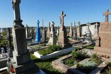 Могили та надгробки на цвинтарі в Буцачі, панорама цвинтарної території, хрест і мавзолеї на кладовищі.