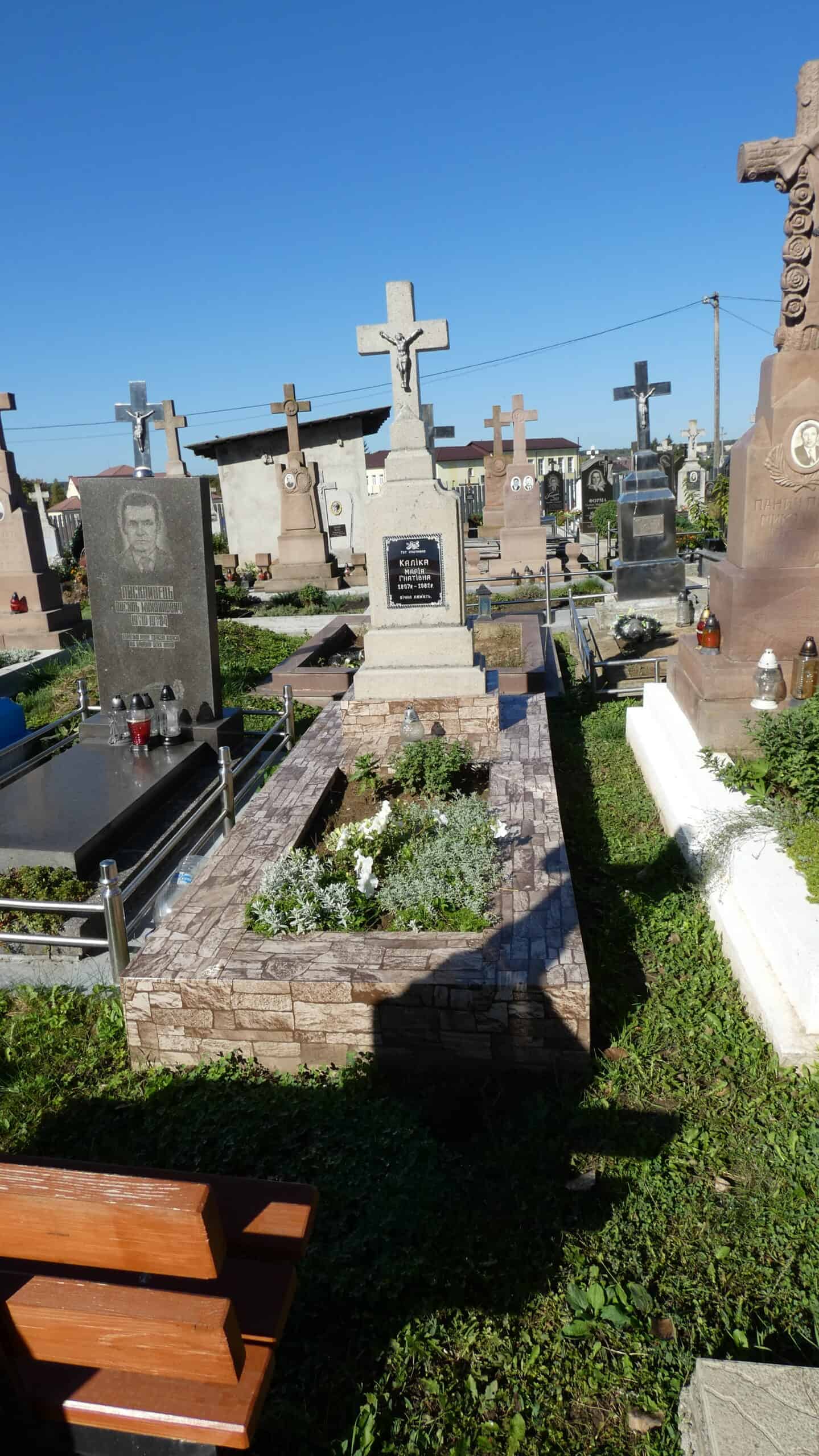 Могила з хрестом на цвинтарі Буцаків.