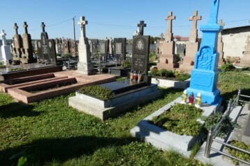 Могили на цвинтарі у Буцачі, сучасна панорамна зйомка кладовища.