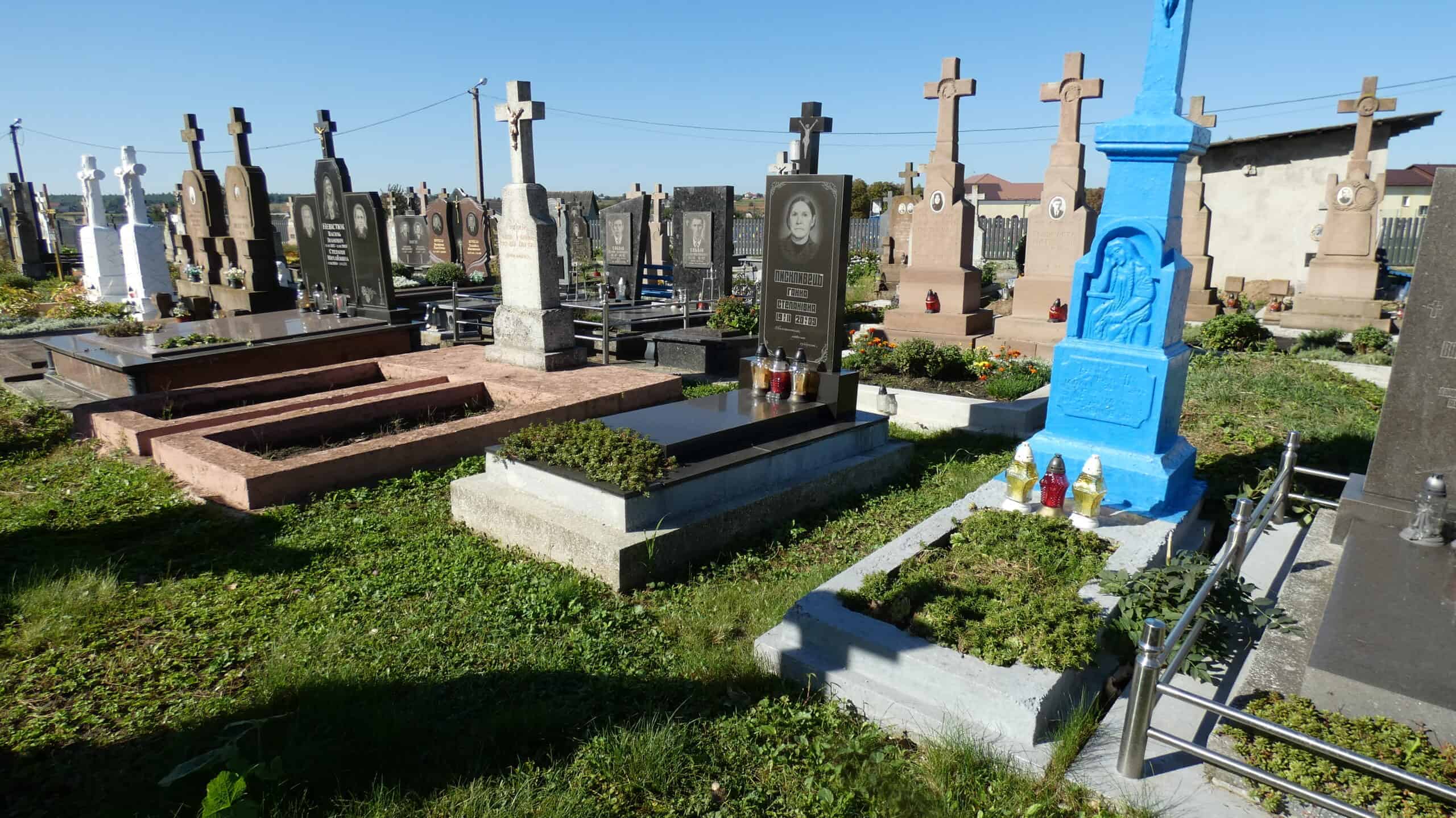 Могили на цвинтарі у Буцачі, сучасна панорамна зйомка кладовища.