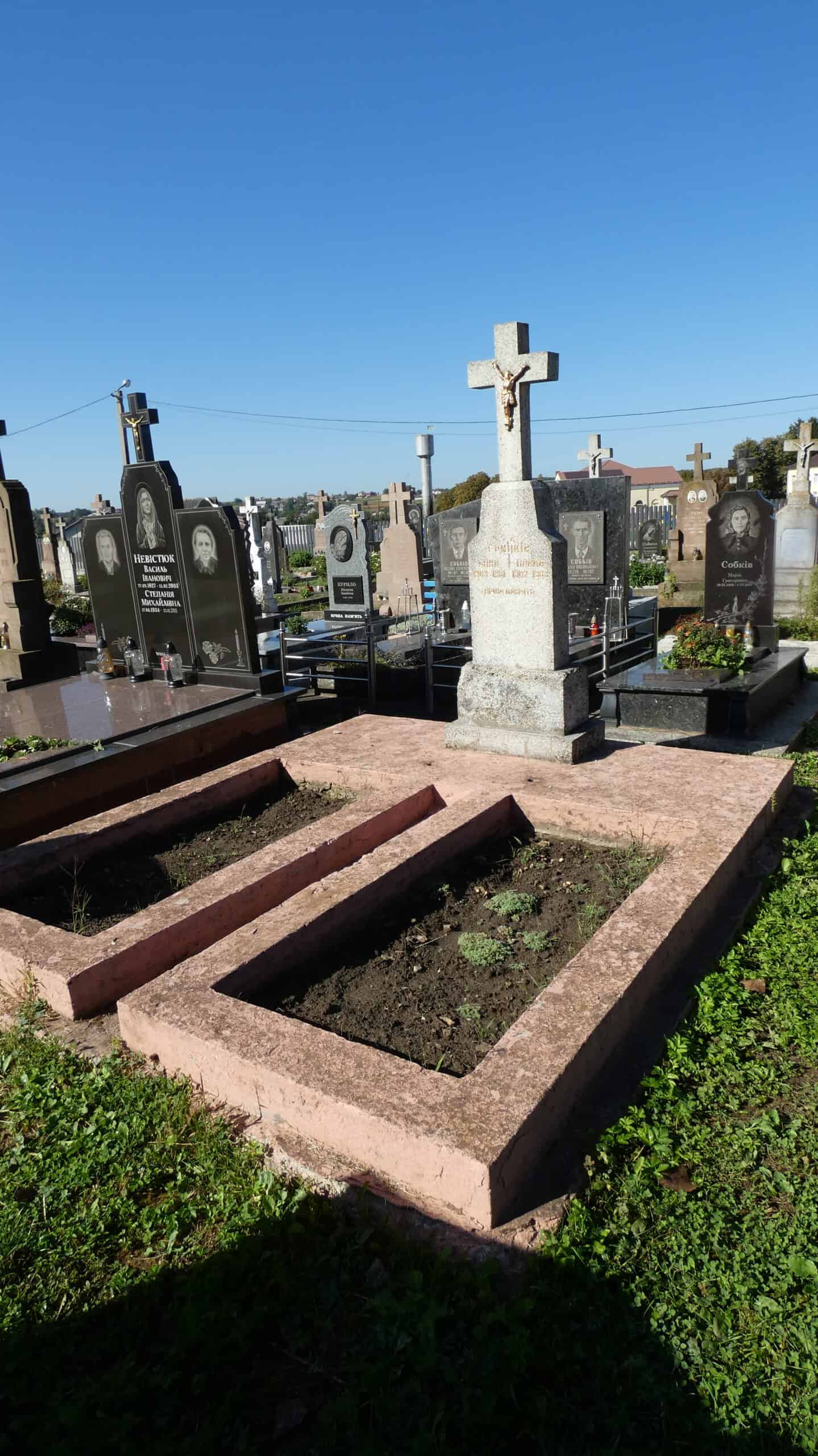 Могила з хрестом у бузькецькому цвинтарі.