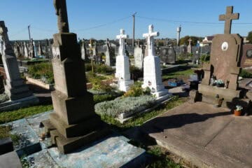 Могили з хрестами і пам’ятниками на цвинтарі в Буцачі, Україна.