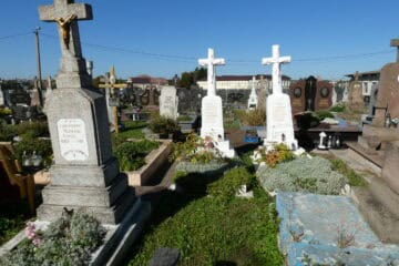 Групове поховання на цвинтарі Буцач, Україна, історичні могили та пам’ятники.