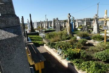 Могили на цвинтарі в Буцазі, історичне кладовище, українське поховання в селі Буцазь.