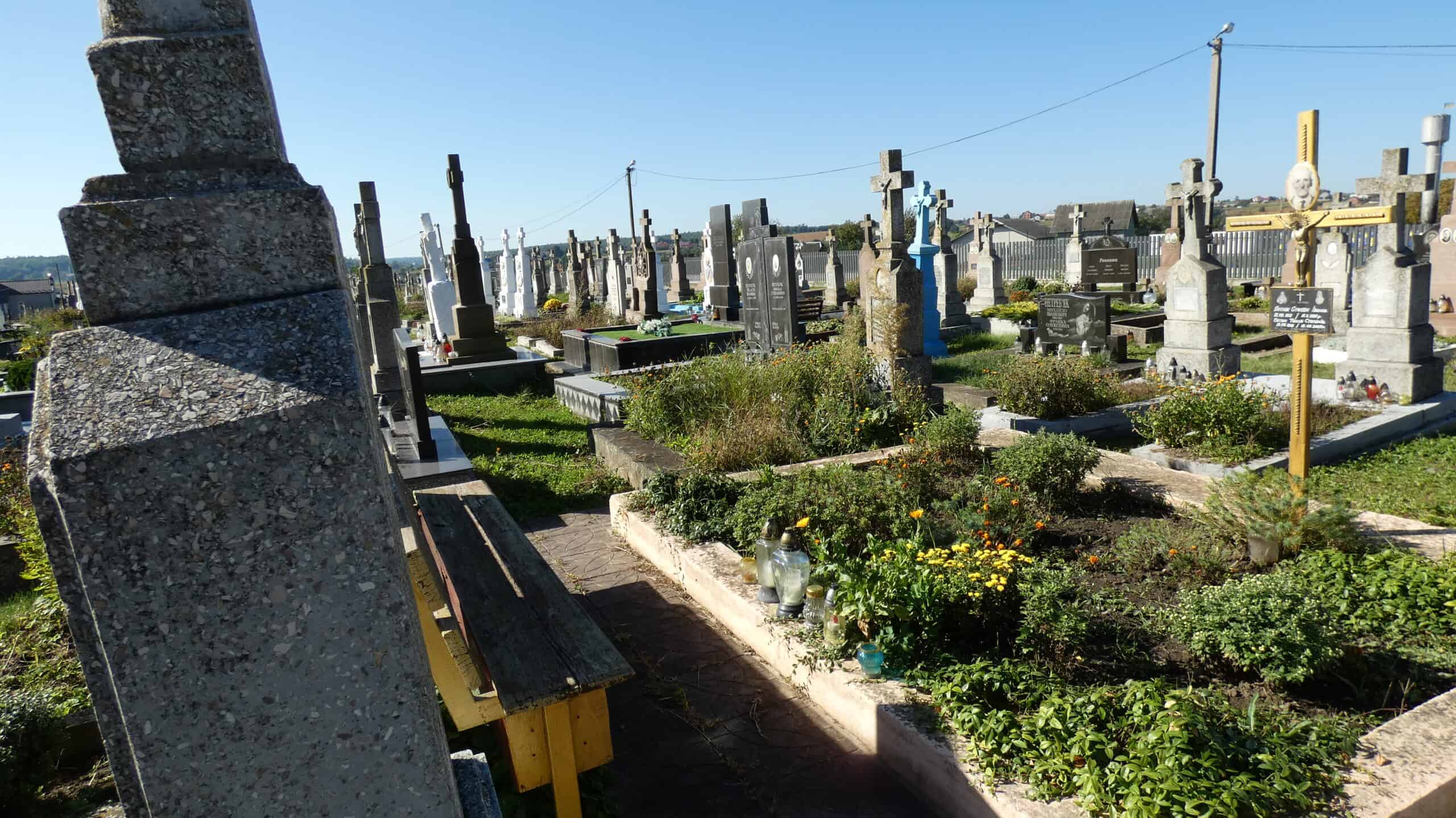 Могили на цвинтарі в Буцазі, історичне кладовище, українське поховання в селі Буцазь.