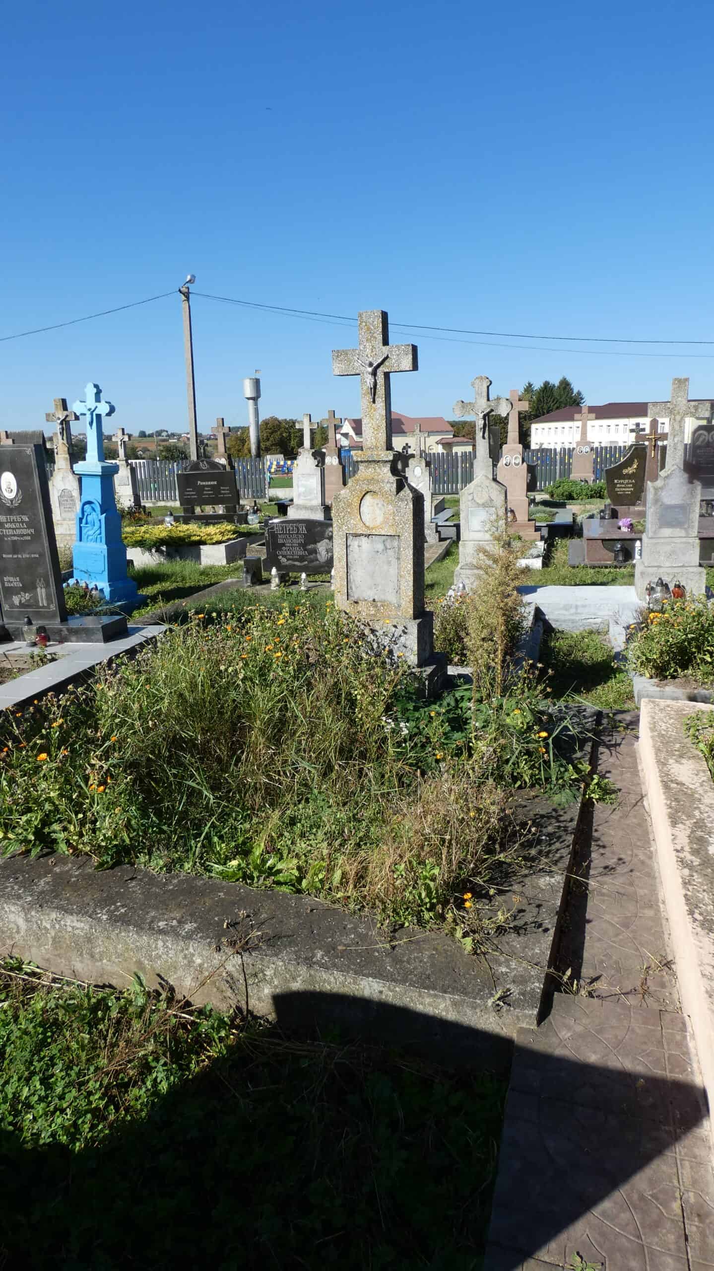 Вічний спомин у цвинтарі Буцавці, українське кладовище з могилами та хрестами.