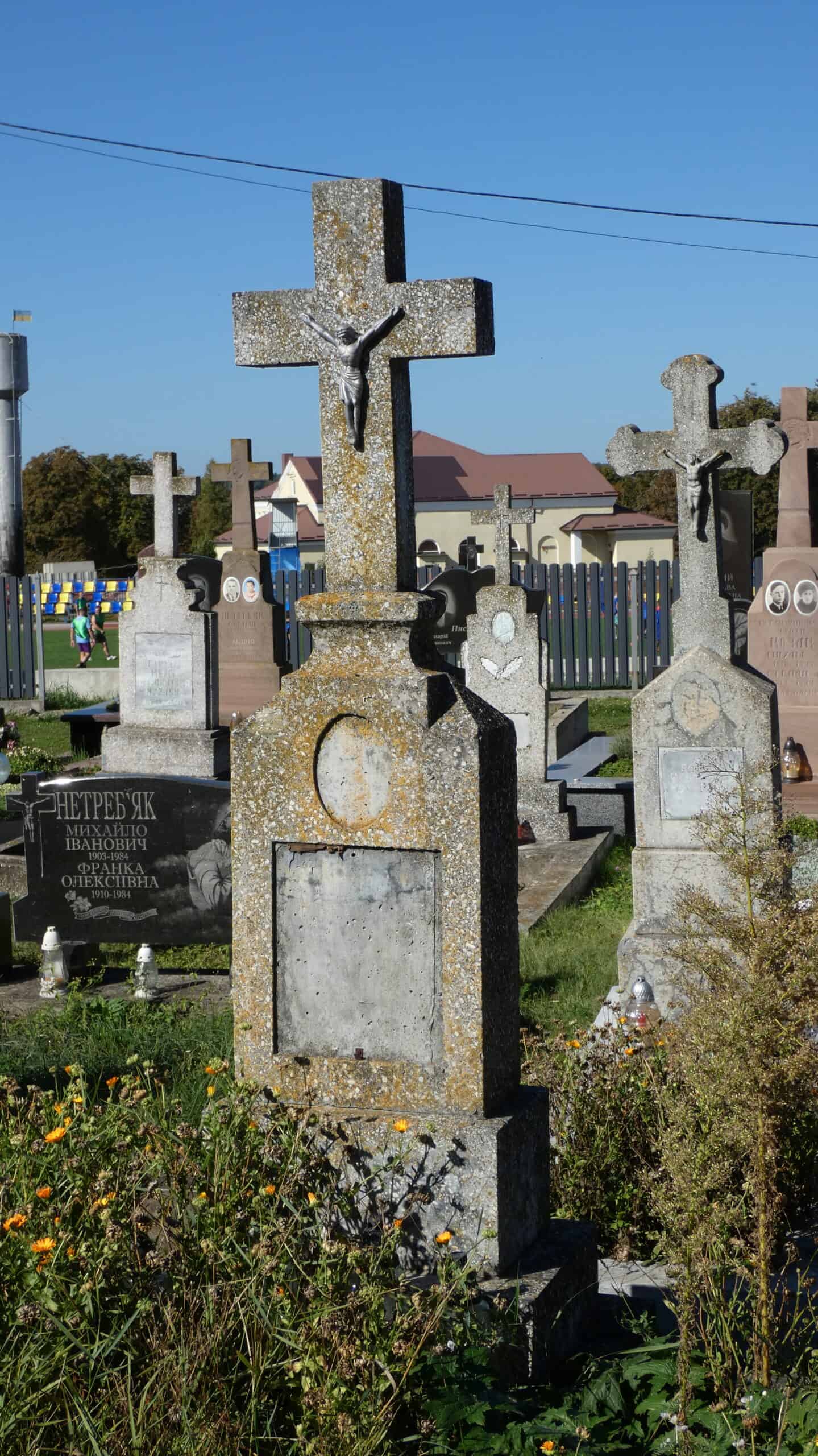 Мощі хрест на цвинтарі Буцач, історичний пам'ятник українського кладовища.