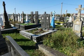 Могили на цвинтарі у Буцячі, пам'ять про рідних та історичне спадщина в Україні.